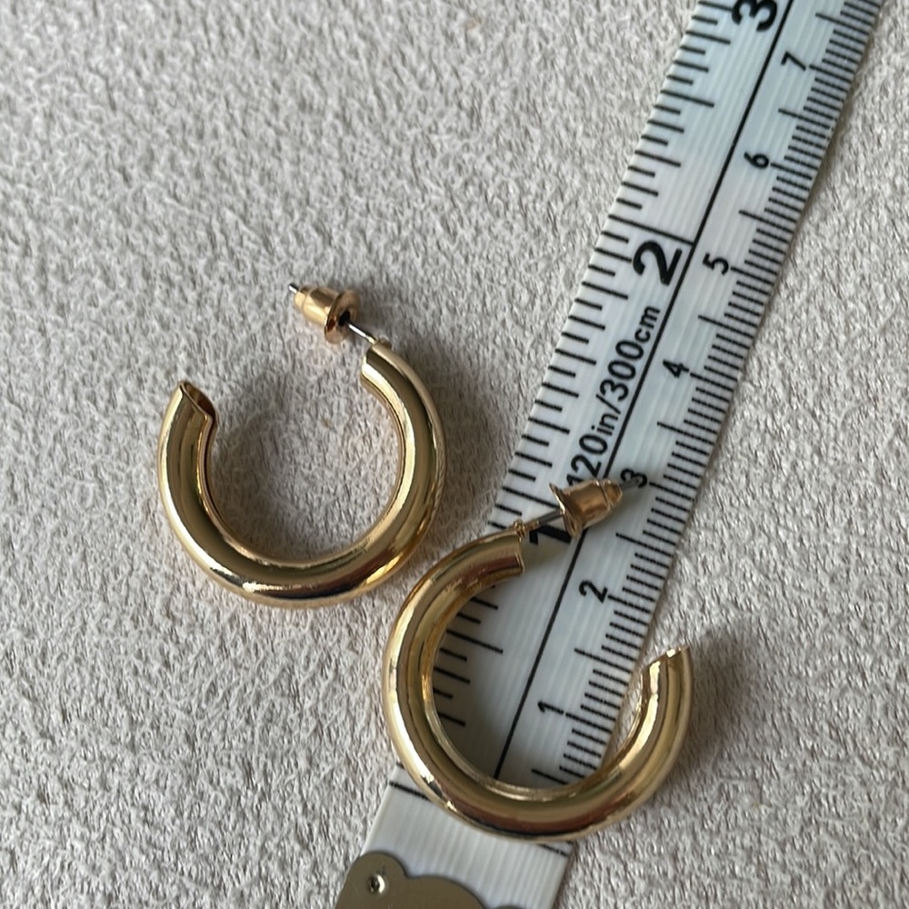 Small thick open hoop - Picture 3 of 5
